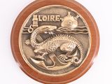 une pièce d'or sur laquelle est représenté un dragon, sur un fond blanc