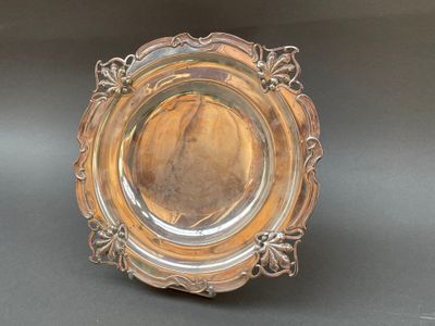 un plateau d'argent posé sur une table