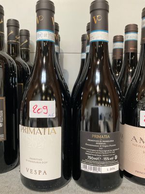 plusieurs bouteilles de vin sont alignées sur un comptoir