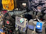de nombreux sacs et sacs à dos exposés dans un magasin