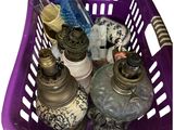 un panier violet rempli de bouteilles et d'autres objets