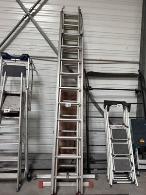 many ladders that are sitting in a garage