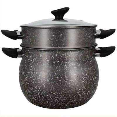 une grande casserole avec un couvercle et des poignées noires