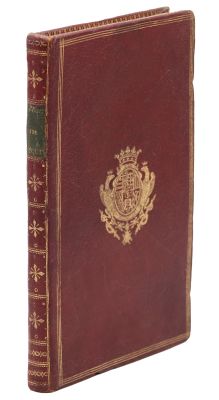 un vieux livre avec un emblème en or sur la couverture