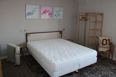 un lit qui se trouve dans une chambre dotée d'un cadre en bois