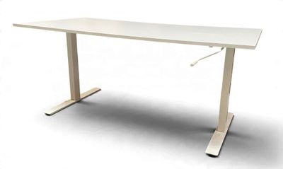 une photo d'un bureau d'ordinateur avec un plateau blanc et des pieds en bois