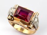 l'image d'une bague contenant une pierre rouge