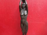 statue d'une femme tenant un bol sur la tête