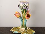 un vase contenant des fleurs, posé sur une table
