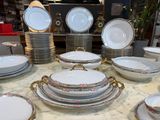 beaucoup d'assiettes et de bols sur la table