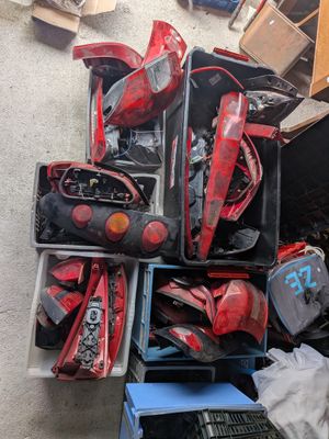 une pile composée de nombreux types de pièces de moto