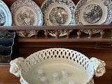 beaucoup d'assiettes et de bols sur une étagère