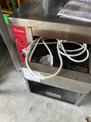 l'image d'une machine posée sur le sol