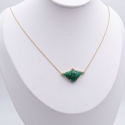 gros plan d'un collier sur un mannequin mannequin
