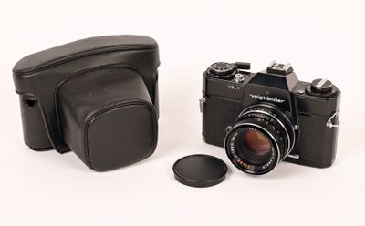 un appareil photo noir et un étui noir sur fond blanc