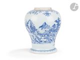 un vase bleu et blanc orné d'un paysage de montagne