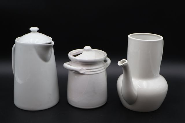 Porcelaine : pot cornichons, cafetière (manque couvercle), verseu...