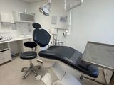a dentist ' s chair in the middle of the room