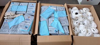 deux cartons remplis d'objets de toutes sortes, posés à même le sol