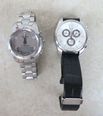 deux montres assises l'une à côté de l'autre sur une table