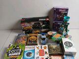 tout un tas de jouets et de jeux différents sur la table