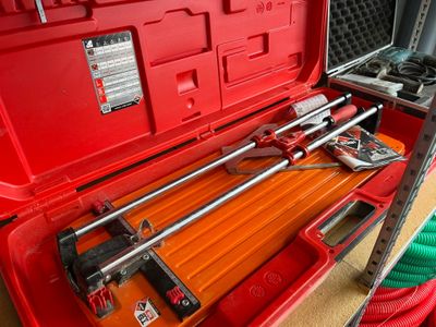 une boîte à outils rouge avec des outils sur une table