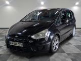 la photo d'une voiture noire garée dans un garage