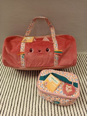 un sac rose et un sac rose avec un chat dessiné dessus