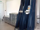 une grande pièce dans laquelle se trouvent de nombreux rayonnages métalliques