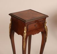 Suite de quatre tables d'appoint de forme galbée toutes face… (photo 4)