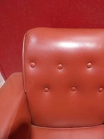 Lot de deux fauteuils club en skai rouge, modèles différents… (photo 5)