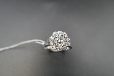 gros plan d'une bague en diamant sur une table