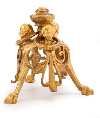 une table de couleur dorée sur laquelle est posé un bol