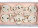 une boîte contenant un service de tasses à thé et de soucoupes