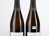 deux bouteilles de champagne posées l'une à côté de l'autre sur une table