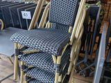 de nombreuses chaises exposées dans le magasin