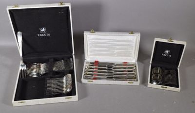 trois montres plaquées argent et un bracelet plaqué argent dans un coffret