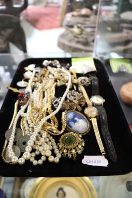 un plateau noir contenant tout un tas de bijoux