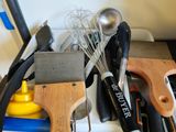 une étagère sur laquelle sont posés divers ustensiles et outils de cuisine