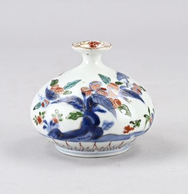 un vase bleu et blanc posé sur une table