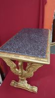 Table basse en bois doré, supports composés de cygnes aux ai… (photo 3)
