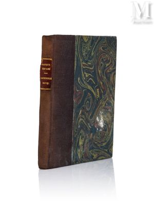 un vieux livre posé sur une table à côté d'un fond blanc