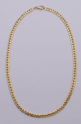 un collier à chaîne en or sur fond blanc