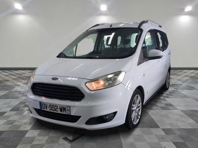 la camionnette blanche est garée sur un sol en damier dans le garage