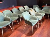 un grand nombre de chaises dans une pièce