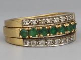 une image montrant un gros plan d'une bague en or sertie d'émeraudes