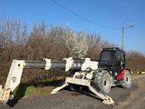 un tracteur qui s'est renversé sur le bord de la route