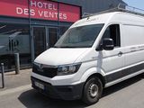 La camionnette blanche est garée devant l'Hôtel des Ventes.