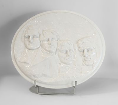 Ecole du XXème siècle. Plaque ovale en porcelaine blanche re…