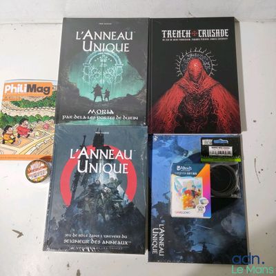Plusieurs livres sont posés sur une table devant une caméra.